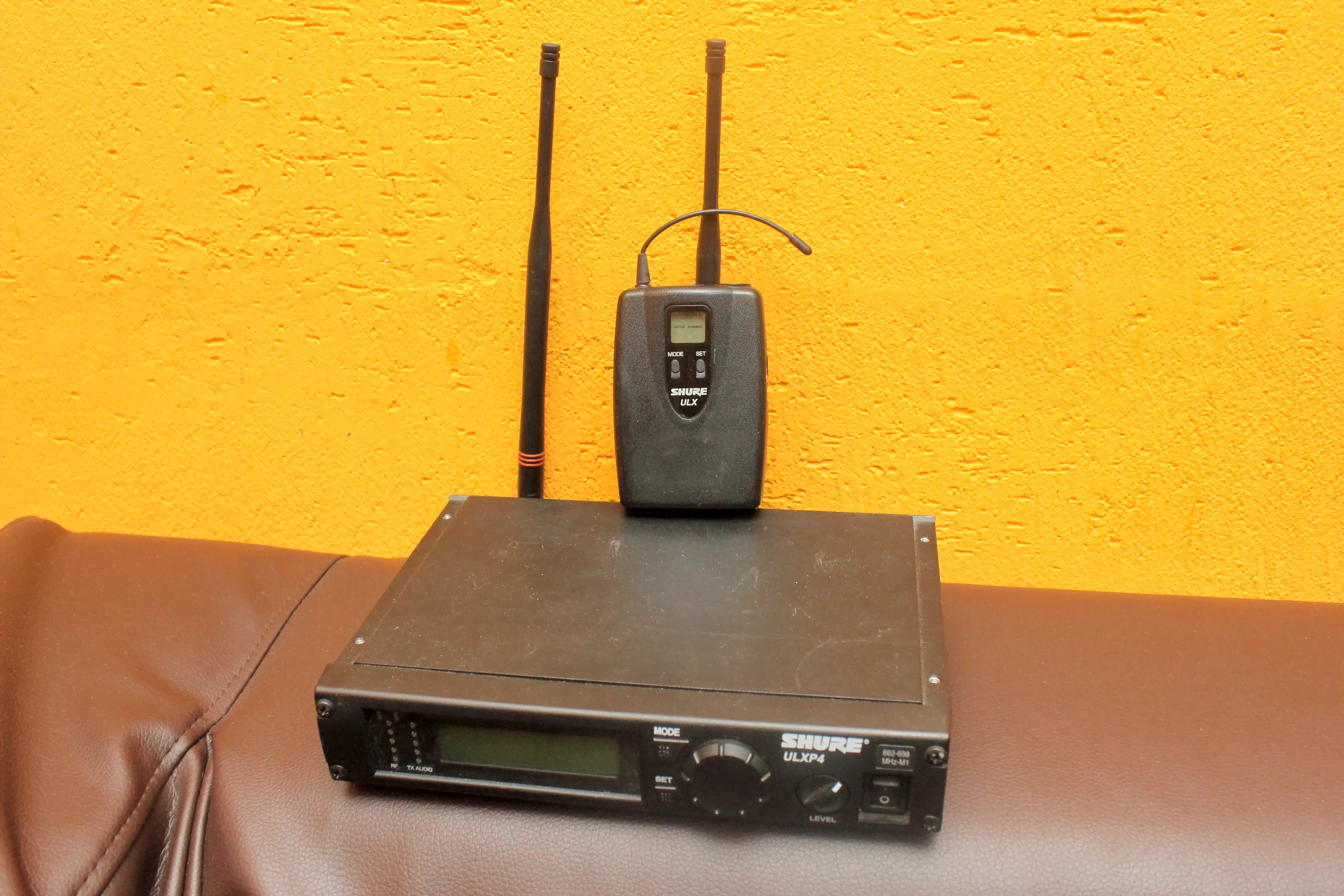 Shure ULXP4 / ULX1-M1 Wireless 662-698 MHz-0